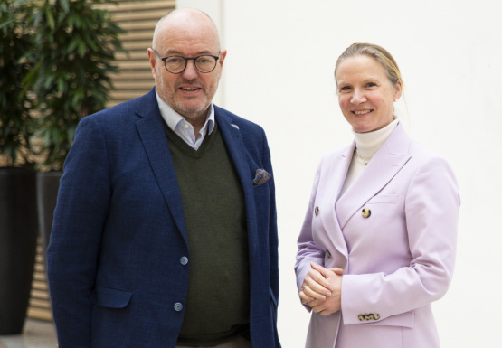 Bilde i halvprofil av Gunnar Bovim - styreleder i Forskningsrådet og Mari Sundli Tveit - administrerende direktør i Forskningsrådet. FOTO: Thomas Keilman